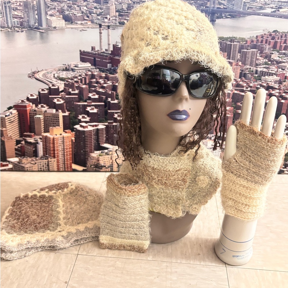 2 Granny Square Hats, Neck Wrap & Fingerless Gloves. Soft Crochet Yarn - Picture 4 of 4